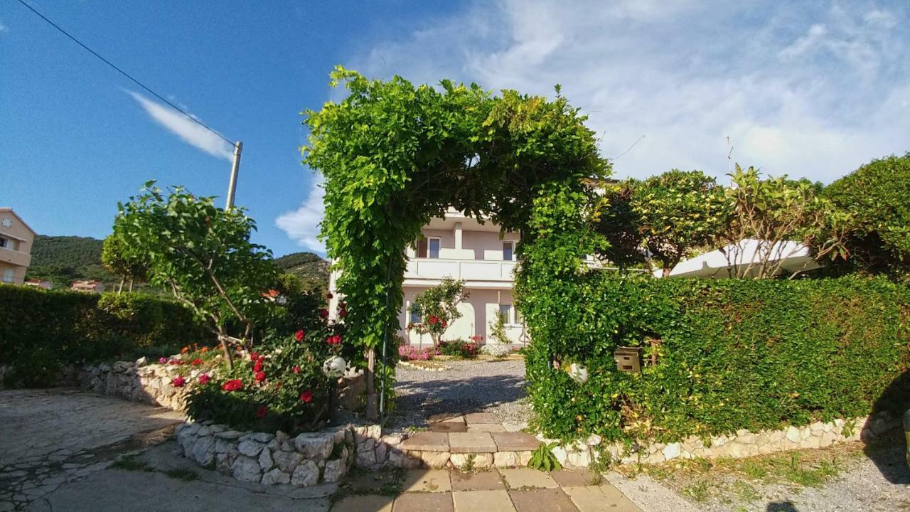 Apartmani Kastelan Barbat na Rabu エクステリア 写真
